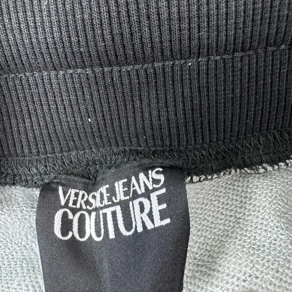 Versace Jeans Couture Black Gold Medallion Sweatshorts Mens Small 72GAD3B1